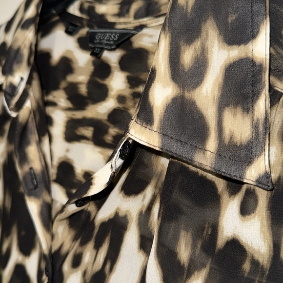 GUESS- Animal print button down shirt size XS - Picture 9 of 12